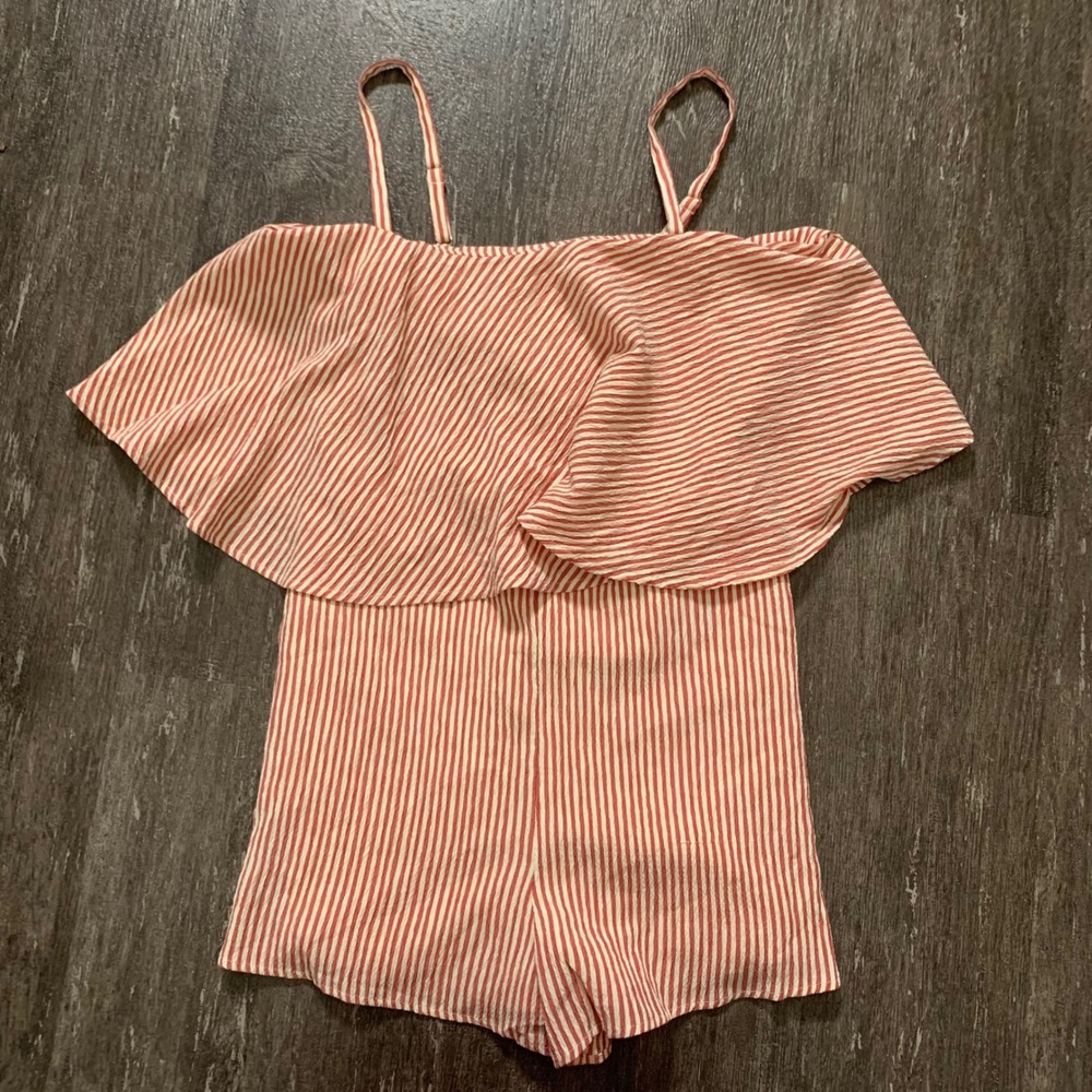 GILLI Red White Stripe Ruffle Off Shoulder Romper Jumpsuit Size M NWT